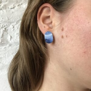 Jill studs blauw aan oor