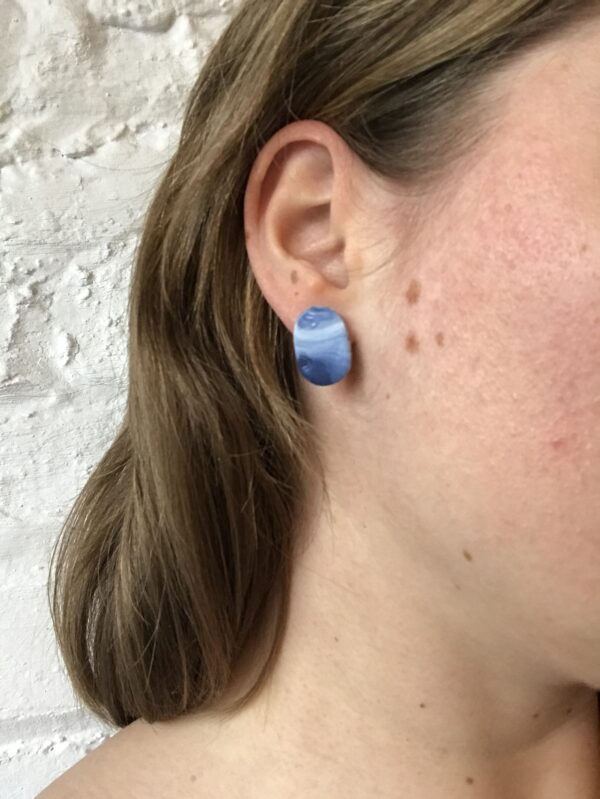 Jill studs blauw aan oor